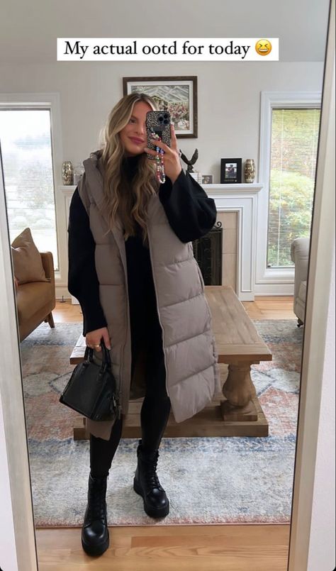 Long Black Puffy Vest Outfit, Long Body Warmer Outfit, Long Puffer Vest Outfit Winter, Long Puff Vest Outfits For Women, Sports Teacher Outfit, Long Gilet Outfit, Long Gilet Outfit Women, Long Puffy Vest Outfit, Boot Trends Fall 2024