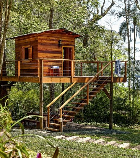 Tree House Plans, Tree House Diy, Backyard Playhouse, Tree House Kids, Cool Tree Houses, Childhood Dream, Tree House Designs, Rest House, Bamboo House