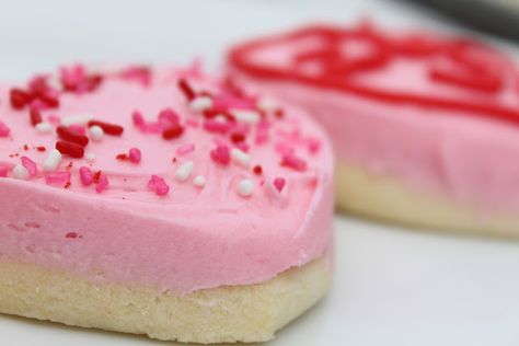 Cutler's Famous Sugar Cookies in Bountiful, UT. This lady's whole blog is   A M A Z I N G. Sugar Cookie Glaze, A Bountiful Kitchen, Bountiful Kitchen, 1 Cookies, Soft Sugar Cookie Recipe, Cookie Corner, Frosted Cookies, Sweets Bar, Soft Sugar Cookies