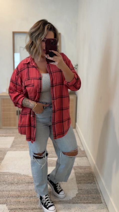 Tucked In Flannel Outfits, Pastel Flannel Outfit, Cute Casual New Years Eve Outfits, Oversized Flannel Outfits Winter, Oversize Flannel Outfit, Oversized Flannel Outfit, Flannel Outfit Women, Casual Outfits With Sneakers, Red Flannel Outfit