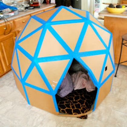 triangular fort Cardboard Castle, Koti Diy, Ideal Toys, Cardboard House, Geodesic Dome, Cardboard Crafts, Diy Toys, Cardboard Box, Craft Activities