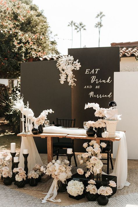 Head Table Wedding Black And White, Sweetheart Table Modern Wedding, Simple Black And White Wedding Backdrop, Modern Backdrops For Wedding, Mr And Mrs Head Table Decor, Black White Green Wedding Backdrop, Black Simple Wedding Decor, Wedding Wedding Theme, Black And White Head Table Backdrop