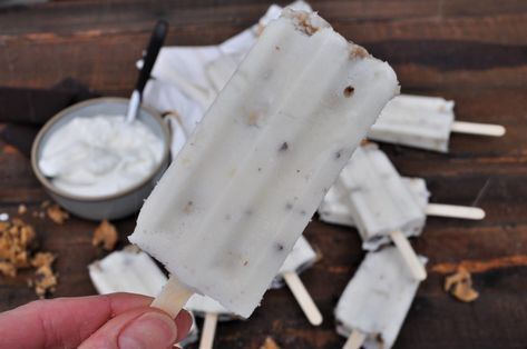 Cookie Dough Frozen Greek Yogurt Bars Greek Yogurt Popsicle Recipes, Cookie Dough Popsicles, Diy Frozen Yogurt, Greek Yogurt Cookie Dough, Greek Yogurt Bars, Cookie Dough Yogurt, Cookie Dough Pops, Yogurt Popsicle Recipes, Yogurt Bars