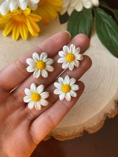 Polymer Clay Daisies, Daisy Polymer Clay, How To Make Polymer Clay Flower Earrings, Clay Flower Magnets, Cute Clay Earrings Aesthetic, Polymer Clay Summer Ideas, Polymer Clay Spring Ideas, Daisy Clay Earrings, Polymer Clay Earrings Spring