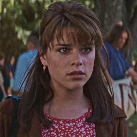 Sidney Prescott Hair, Sydney Prescott Outfit, Sydney Prescott, Scream Movie Poster, Sidney Prescott, Scream 1996, Scream Cast, Scream 1, Scream Franchise