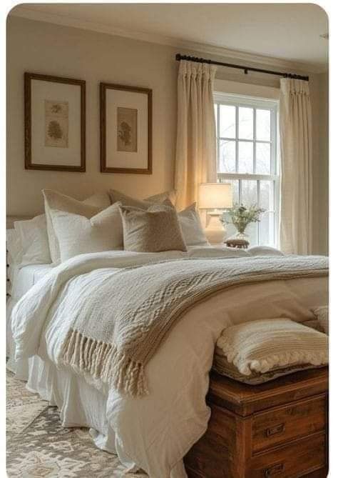 Traditional Country Bedroom, Cottage Spare Bedroom, Best Guest Bedroom Ideas, Room Inspo Cozy Aesthetic, Bedroom Decor Inspo Aesthetic, Minimalist Cottage Bedroom, Nancy Meyers Interiors Master Bedrooms, How To Make Apartment Cozy, Cottage Guest Bedroom Ideas