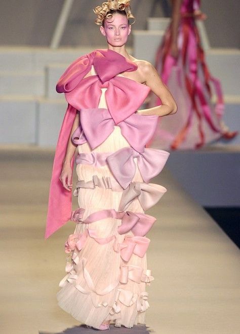 Victor And Rolf, Mode Rose, 파티 드레스, Viktor Rolf, Viktor & Rolf, Looks Style, Mode Inspiration, Rococo, Dress With Bow