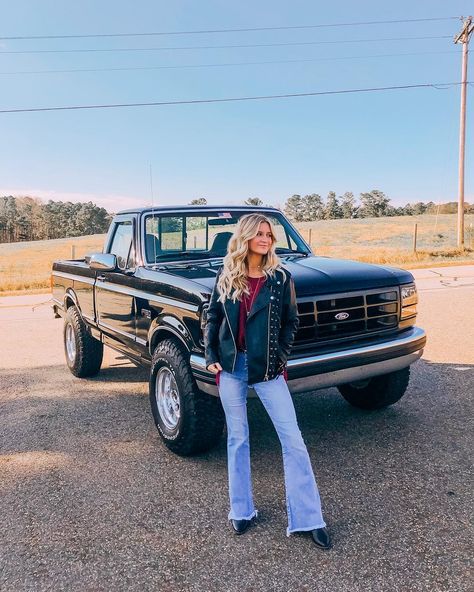 Women With Trucks, Truck Poses, Truck Senior Pictures, Senior Horse Photography, Western Photoshoot Ideas, Winter Senior Pictures, Women Truck Driver, Truck Photography, 2024 List