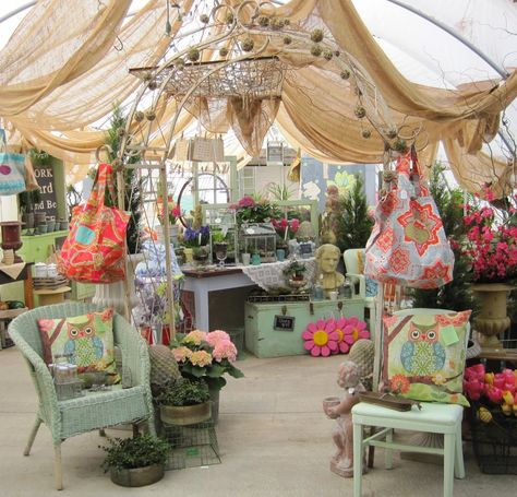 Everlasting Blooms vintage fun flea market booth. Flea Market Displays, Vintage Market Booth, Flea Market Booth, Antique Mall Booth, Antique Booth Displays, Craft Show Booths, Antique Booth Ideas, False Ceiling Living Room, Market Booth