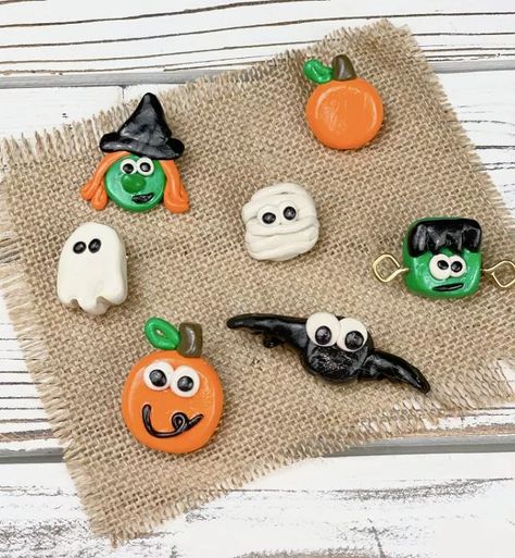 Sculpey Clay Halloween Pins | Upstyle Homemade Butterbeer, Carrot Craft, Working With Clay, Clay Halloween, Clay Making, Halloween Clay, Clay Magnets, Free Printable Cards, Sculpey Clay