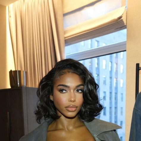 Lori Harvey Style Hair, Layered Bob With Bangs Black Women, Lori Harvey Bob Hair, Curled Short Bob, Lori Harvey Short Hair, Lori Harvey Hairstyles, Short Hairstyle Women For Prom, Lori Harvey Bob, Lori Harvey Hair