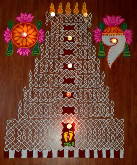 Gopuram Kolam, Marghazhi Kolam, Rangoli Designs For Competition, Kambi Kolam, Rangoli Designs Photos, Sikku Kolam, Rangoli Borders, Small Rangoli, Small Rangoli Design