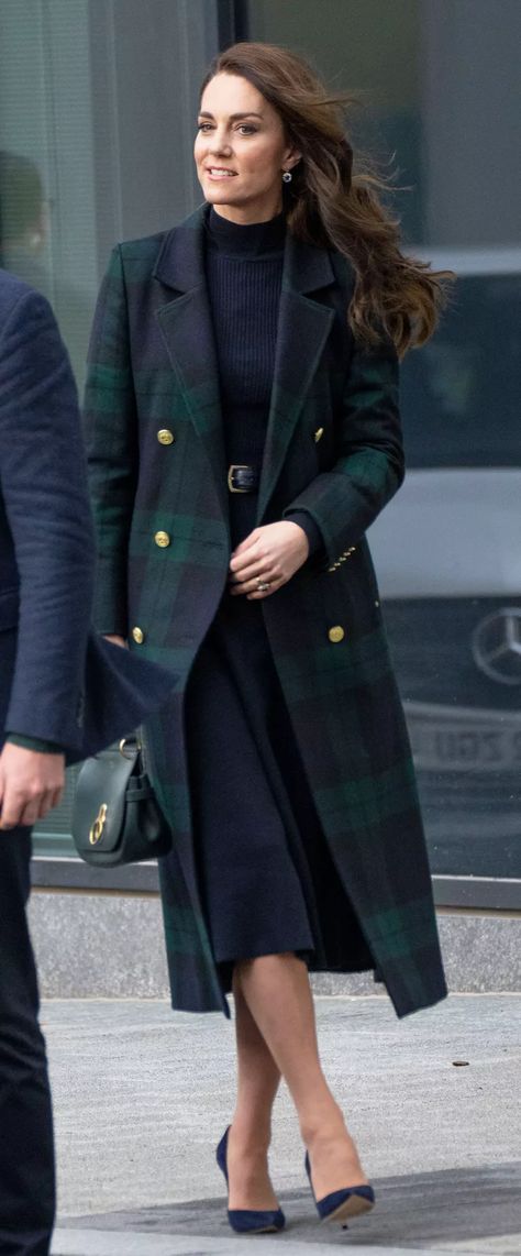 Outfits Winter 2023, Flattering Black Dress, Kate Middleton Style Outfits, English Clothes, Tartan Coat, Kate Middleton Outfits, Outerwear Trends, Middleton Style, Catherine Middleton