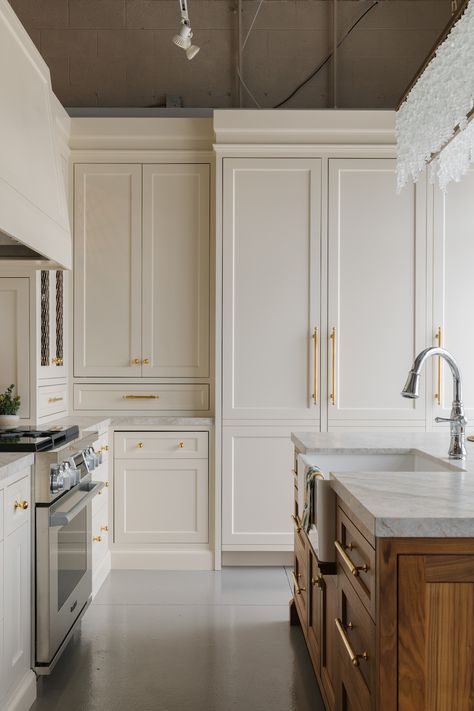 SHOWROOM CREAM KITCHEN - THE CABINET GALLERY Inset Kitchen Cabinets, Cream Kitchen Cabinets, Taupe Kitchen, Armac Martin, Kitchen Suite, Cream Kitchen, Neutral Kitchen, Beige Kitchen, Timeless Kitchen