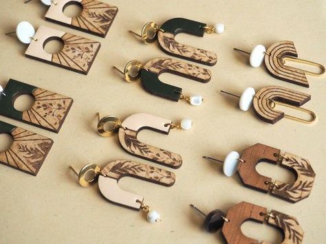 Wood Earing Ideas, Resin Wood Earrings, Wooden Earrings Diy, Diy Wood Earrings, Engraver Projects, Laser Signs, Inspiration Crafts, Key Earrings, Earrings Diy Handmade