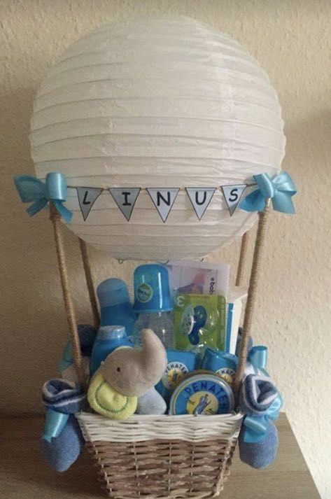 Idee Babyshower, Baby Shower Baskets, Baby Shower Gift Basket, Diy Baby Shower Gifts, Cadeau Baby Shower, Balloon Gift, Unique Baby Shower Gifts, Shower Bebe, Baby Gift Basket