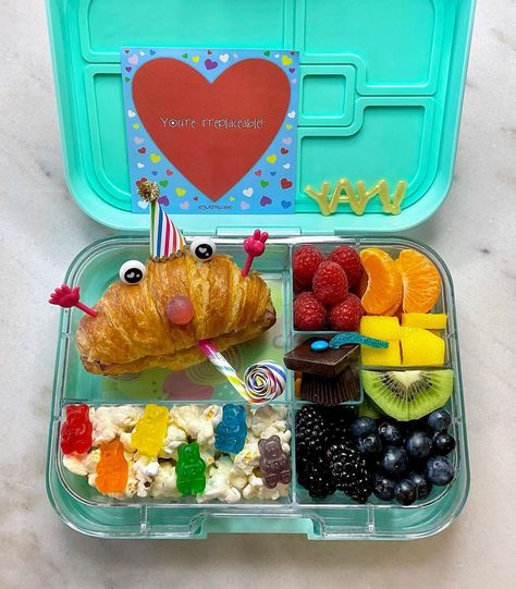 Christmas Lunch Kids, Rainbow Gummy Bears, Chocolate Graduation, Easy Toddler Lunches, Last Day Of Kindergarten, Fun Kid Lunch, Kids Lunch Box Meals, Bento Box Lunch For Kids, Kindergarten Lunch