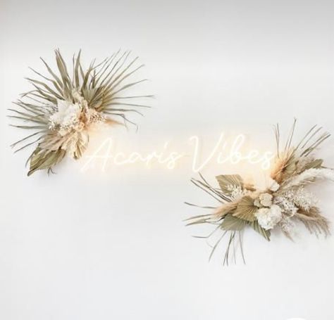 Dry Flowers Wall Decoration, Neon Sign Decor Ideas, Diy Floral Wall Decor, Dried Flower Wall Installation, Boho Esthetician Room, Boho Floral Decor, Boho Flower Wall, Dried Flower Wall, Wax Studio