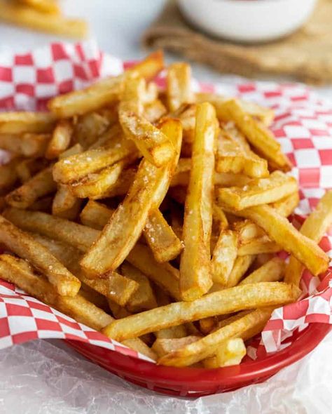 A pile of crispy, golden brown french fries in a basket sprinkled with salt. Best Homemade French Fries, Homemade Crispy Fries, Brown Gravy Recipe Easy, Eating At A Restaurant, French Fries At Home, French Fry Seasoning, The Cozy Cook, Crispy Baked Potatoes, Cozy Cook