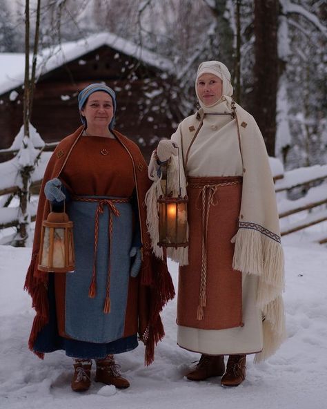 Mervi Pasanen on Instagram: “I was asked about everyday clothing in Finnish iron age so I started browsing pictures from different photoshoots. And found pictures of my…” Finnish Historical Clothing, Medieval Scandinavian Clothing, German Medieval Clothing, Ancient Scandinavian Clothing, Finnish Folk Costume, Scandinavian Traditional Clothing, Traditional Scandinavian Clothing, Traditional Viking Clothing, Traditional Finnish Clothing