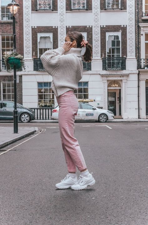 Pink Mom Jeans Outfit, Pink Mom Jeans, Pink Jeans Outfit, Mom Jeans Outfit Summer, Light Pink Jeans, Mom Jeans Outfit, Houston Fashion, Jeans Outfit Casual, Fashion Trends Winter