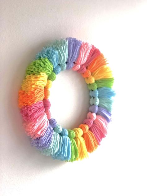 Baby Shower Wreaths | Beautiful ideas for creating your own welcome wreath - perfect for the front door. Amazing DIY designs for baby girl, baby boy, and neutral baby wreath ideas. #babyshower #welcomewreath #homedecor Tassel Wreath, Yarn Rug, Simpul Makrame, Baby Shower Wreath, Kraf Kertas, Rainbow Diy, Pom Pom Wreath, Diy Rainbow, Diy Yarn Crafts