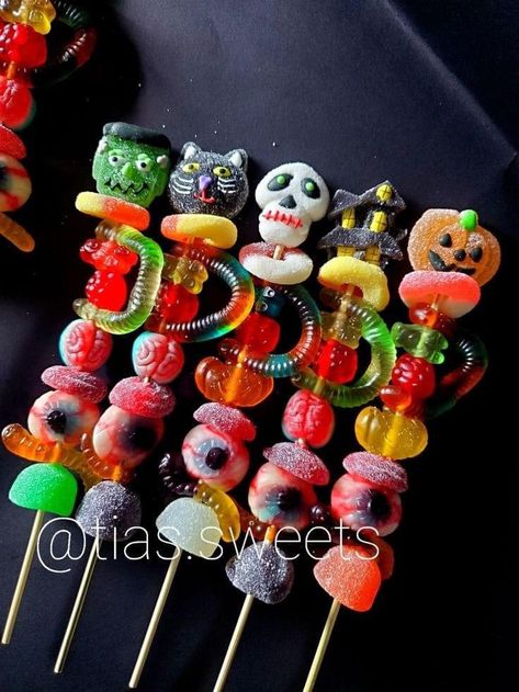 Reeses Halloween Treats, Halloween Candy Skewers, Halloween Kabobs For Kids, Halloween Candy Salad, Halloween Candy Kabobs, Halloween Kabobs, Candy Kabobs Diy Ideas, Halloween Candy Table Ideas, Simple Halloween Snacks