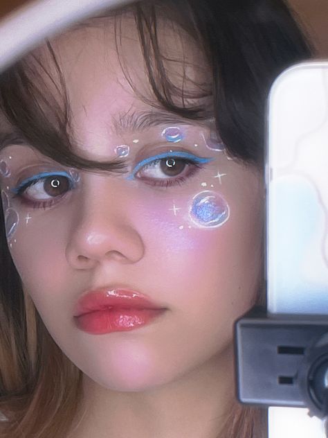 Makeup Bubbles Inspired Makeup, Bubbles Costume Ideas, Bubbles Eye Makeup, Face Paint Bubbles, Bubbles Face Paint, Jellyfish Makeup Look, Bubble Fairy Costume, Jelly Fish Make Up, Bubble Eye Makeup