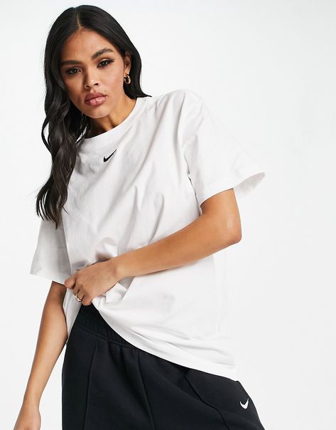 Nike Tshirt Outfit, Nike T Shirts Women, Nike Shirt Outfit, Nike Tracksuits, Cute Lounge Outfits, Gym Tops Women, Nike Essentials, Nike Clothes, Neutrogena Makeup