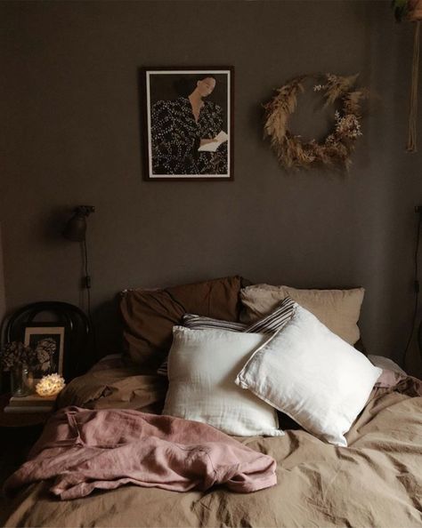 Cosy Earth Tone Bedroom, Cosy Earthy Bedroom Ideas, Earthy Tones Decor, Colors For A Bedroom, Bed Alcove, Stand Design Ideas, Warm Bedroom Colors, Dark Brown Bedrooms, Earth Tone Bedroom