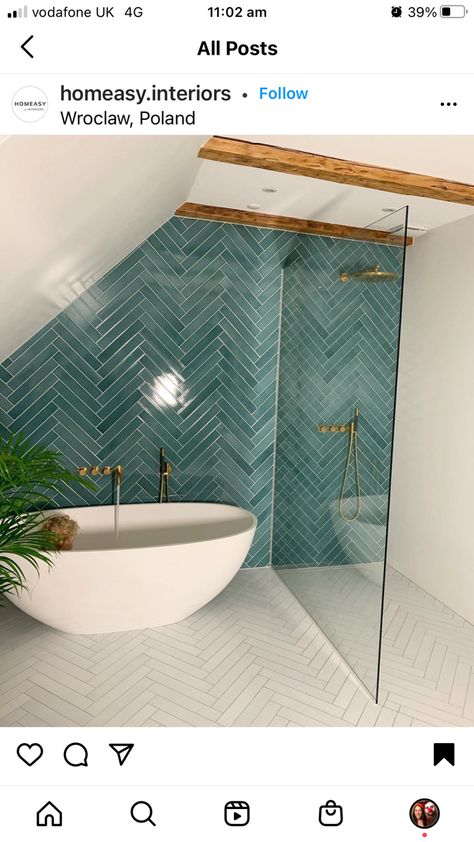 Turquoise Bathroom Tiles, Decoration Ideas Aesthetic, Modern Bathroom Decoration, Gorgeous Bathroom Tile, Herringbone Tile Bathroom, Fully Tiled Bathroom, Turquoise Bathroom, Bold Tile, Green Tile Bathroom