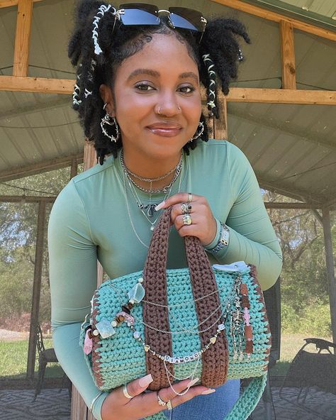 Crochet Duffel Bag 🧚🏽‍♂️ I love this little crochet duffle bag so much 😭 yall have no idea. It took me a bit longer to make it but it was 100% worth it for sure. It’s the size of a handbag. You could take it with you traveling or have it for everyday use. The pattern is simple enough that you could definitely alter it and make it bigger or even smaller. It fits sooo much stuff tho. I included a video clip of a “what fits in my bag” video I did. It cut out but I also had a whole sketchbook ... Crochet Duffle Bag, Crochet Queen, Crochet Shorts Pattern, Bag Video, Mini Duffle Bag, Knitting Patterns Free Beginner, Beginner Crochet Tutorial, Crochet Humor, Crochet Clothing And Accessories