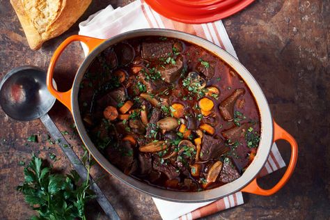 Boeuf Bourguignon - KochForm Beef Bourguignon Recipe, Le Creuset Recipes, Health Eating, Beef Dishes, Le Creuset, One Pot Meals, Pot Roast, Pork Recipes, Bon Appetit