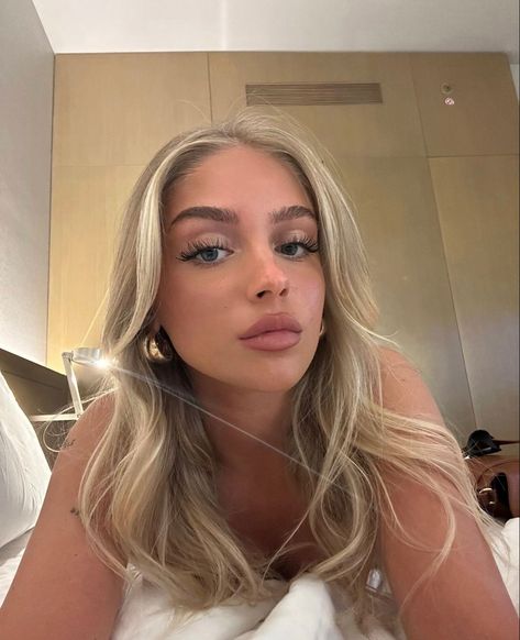 Maddie Francesca, Face Aesthetic, Blonde Hair Looks, Curly Hair Women, Blonde Model, Girls Makeup, Aesthetic Makeup, Fall Hair, Maquillaje De Ojos