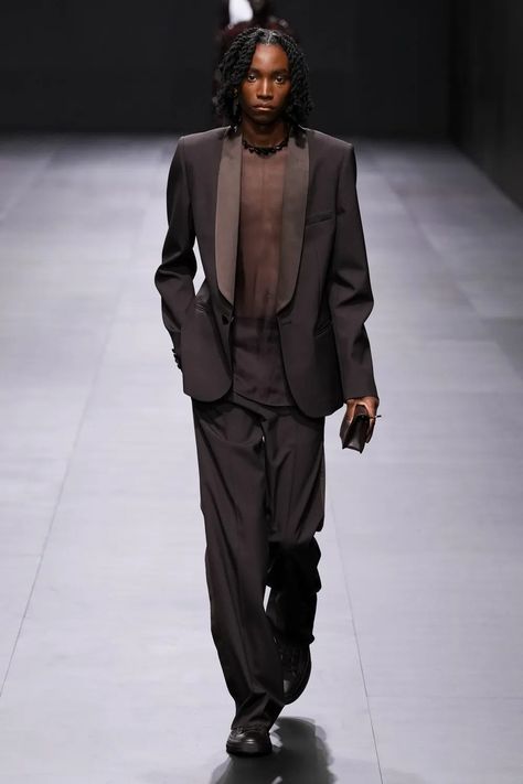 Valentino Spring 2023, Valentino Suit, Valentino Menswear, Pierpaolo Piccioli, Spring 2023 Ready To Wear, High Fashion Runway, 2023 Ready To Wear Collection, Valentino Fashion, Mens Fashion Editorial