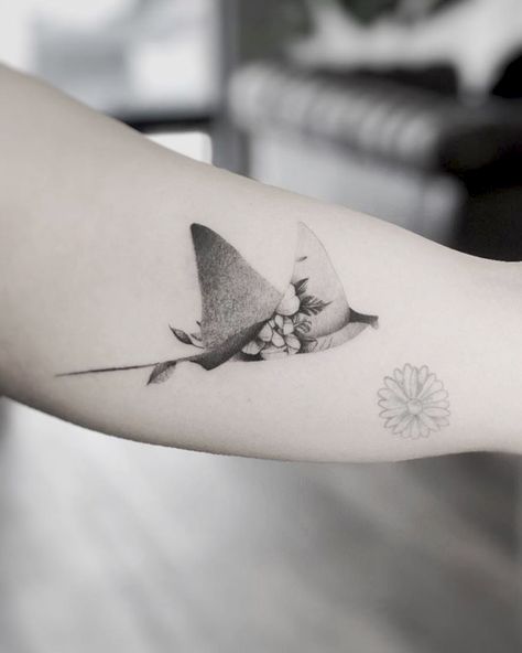 Scuba Tattoo For Women, Stingray Tattoo Design, Inner Peace Tattoo, Ocean Theme Tattoos, Stingray Tattoo, Feminine Skull Tattoos, Ray Tattoo, Motivation Ideas, Tattoo Techniques