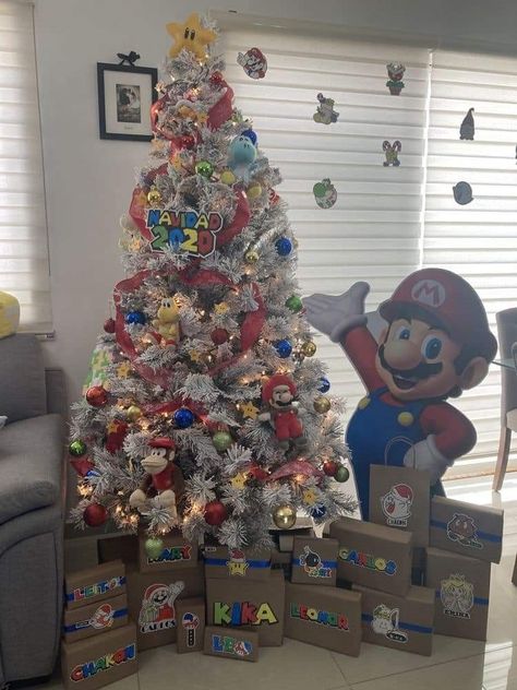 Super Mario Christmas Tree, Mario Christmas, Mario Bros Birthday Party Ideas, Christmas Extravaganza, Mario Bros Birthday, Christmas Trees For Kids, Grinch Christmas Decorations, Diy Disney, Creative Christmas Trees