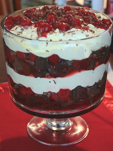 Jolts & Jollies: Black Forest Trifle with Duncan Hines and Comstock-Wilderness {Giveaway Closed} Black Forest Trifle Recipe, Black Forest Trifle, Pudding Recept, Cherry Trifle, Desserts Nutella, Trifle Bowl Recipes, Trifle Dessert Recipes, Smores Dessert, Trifle Recipes