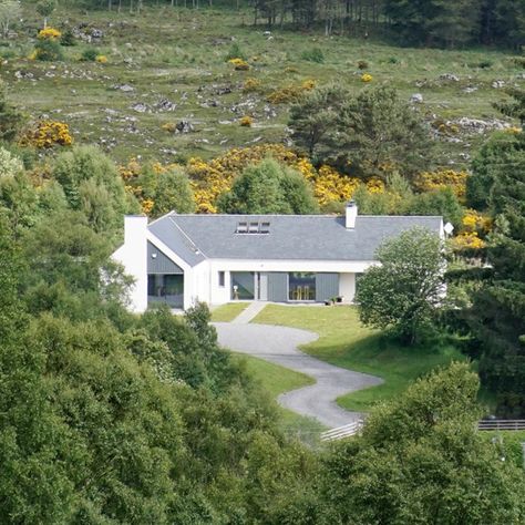 6 observations from 6 stunning Passivhaus self build projects. L Shape Bungalow House Design, L Shaped Houses Exterior, L Shaped Bungalow, Dorma Bungalow, L Shaped House Plans, Ireland Houses, Bungalow Designs, Dormer Bungalow, Shaped House