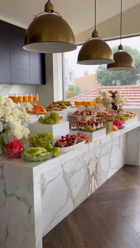 Bridal Brunch Decorations Table, Bride Breakfast Ideas, Wedding Morning Decor, Bridal Shower Breakfast Food, Bridal Breakfast Ideas, Morning Of Wedding Ideas Breakfast, Contemporary Dinner Table, Wedding Breakfast Buffet, Bridal Shower Food Table Display