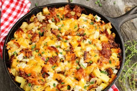 Potatoes With Bacon, Cast Iron Skillet Cooking, Skillet Potatoes, Diy Easy Recipes, Iron Recipes, Breakfast Skillet, Iron Skillet Recipes, Skillet Dishes, Skillet Cooking