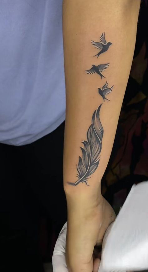 tattoo Unique Feather Tattoos For Women, Feather With Birds Tattoo Design, Tattoo Plume, Tattoos For Dad Memorial, Feather With Birds Tattoo, Freedom Tattoos, Peacock Feather Tattoo, Remembrance Tattoos, Feather Tattoo Design