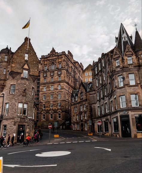 Edinburgh Souvenirs, Oxford Vibes, Edinburgh Aesthetic, Edinburgh University, Moving Overseas, Edinburgh City, Wonderful Picture, Edinburgh Scotland, Dream City