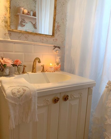 Cozy Girly Bathroom, Cozy Chic Bathroom, Vintage Aesthetic Apartments, Bathroom Inspo Aesthetic Vintage, Aphrodite Bathroom Aesthetic, Coquette Restroom, Tiny Bathroom Aesthetic, Pink Girly Bathroom, Grandma Bathroom