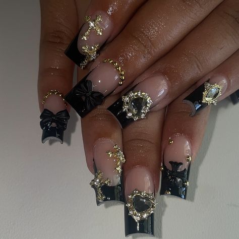 🖤 . #longnails #almondnails #bombnails #cutenails #nails #nailstyle #squarenails #pinkfrenchnails #nailinspo #hellokittynails #valentinobeautypure #lanails #nailtech #nailart #whitenails #ombrenails #airbrushnails #glitternails #pinknails #chromenails Birthday Nail Set Ideas Black, Black Nails With Gold Charms, Black And Gold Birthday Nails, Nails With Gold Charms, Black Nails With Gold, Birthday Nail Set Ideas, Nail Gold, Black Gold Nails, Quinceanera Nails