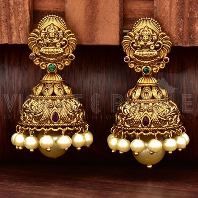 Earrings Chandbali, Earrings Jhumka, Temple Jewellery Earrings, Gold Jhumka Earrings, Gold Jewels Design, New Gold Jewellery Designs, Gold Earrings Models, Gold Bangle Set, Gold Mangalsutra Designs