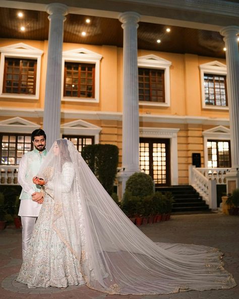 Alishbah Anjum, Pakistani Dresses Party, Black Hair Video, Muslim Wedding Photography, Pakistani Bridal Dress, Nikah Dress, Bride Photos Poses, Bridal Hairdo, Desi Wedding Dresses