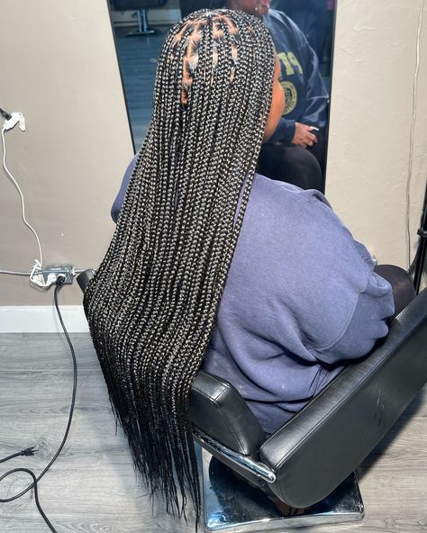 🌸Nice and neat knotless and no matter how much i rant about loving curly ends straight ends are a classic💛 this is the original bussdown💆🏾‍♀️ 🌸Ready to learn how to braid?🧚‍♀️ 🌸 🌸Arri’s SchoolHouse and Arri’s Little Braid Book is here!🎓🎉 Ready to learn how do bussdown braids that are FULL and FLAT? Or do you just want to learn a solid parting foundation for any protective style? You’ll learn things like: - tucking color -triangle parts -brick layers -installing bohemian curls -and much m... Braids No Curls, Bussdown Braids, Bohemian Curls, Triangle Parts, Small Knotless Braids, Small Knotless, How To Braid, Pretty Braided Hairstyles, Protective Style