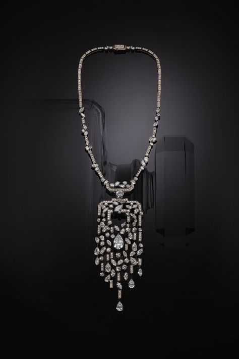 Chanel N°5 Sparkling Silhouette High Jewellery necklace from Collection N°5 in platinum and pink gold with diamonds, including one 5.19 carat pear-cut diamond and one round-cut diamond of 1.55 carats High Diamond Jewellery, Chanel High Jewelry, Mini Concept, Long Diamond Necklace, Chanel N 5, Indian Diamond Jewellery, Mangalsutra Chain, Bridal Diamond Necklace, Katerina Perez