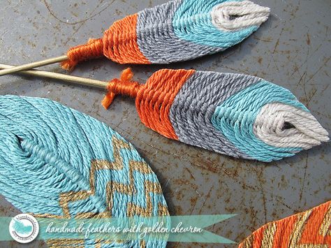 Crocheting is fun! But sometimes it’s fun to make something different with yarn. Check out 16 Clever Yarn Ideas. Dreamcatcher Diy, Handmade Yarn, Yarn Stash, Feathered Hairstyles, Crafty Craft, Craft Time, Diy Projects To Try, Craft Inspiration, Yarn Crafts